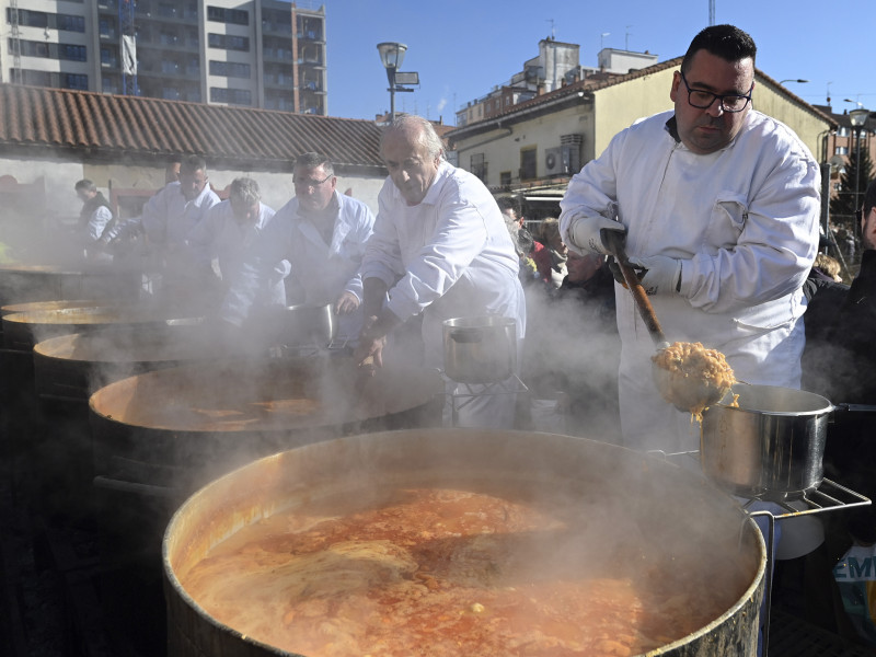 Reparto tradicional de titos en Gamonal con motivo de la festividad de San Antón