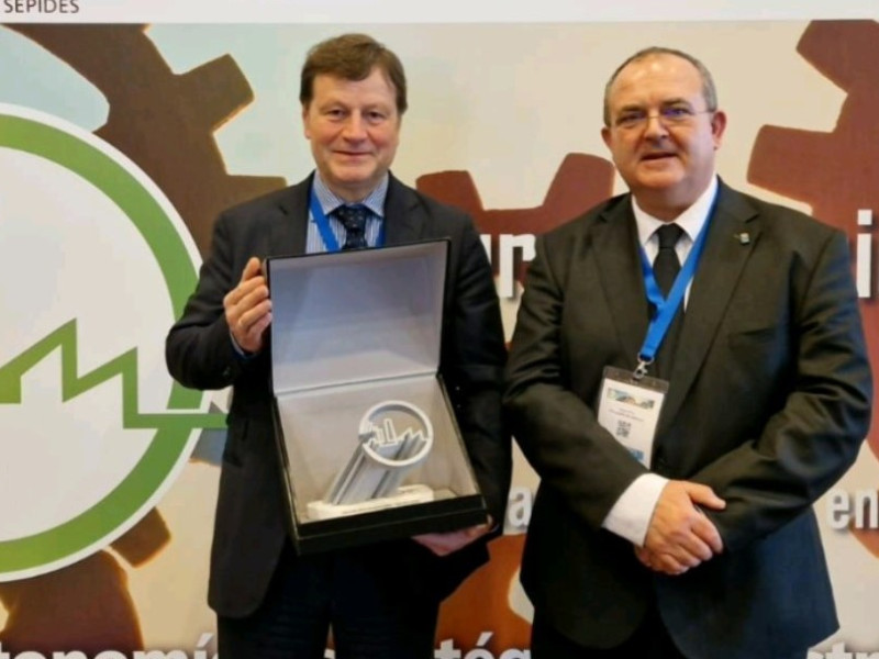 El director general de Tres Oscos, Enrique López, y el viceconsejero de Industria, Isaac Pola, con el premio 'Industria 4.0'