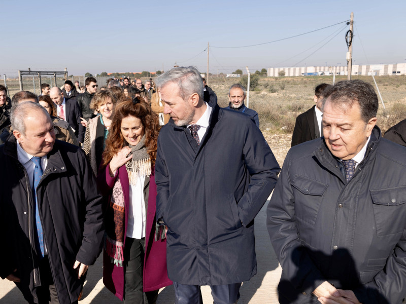 Azcón y Hereu, sobre el terreno donde se ubicará la gigafactoría.