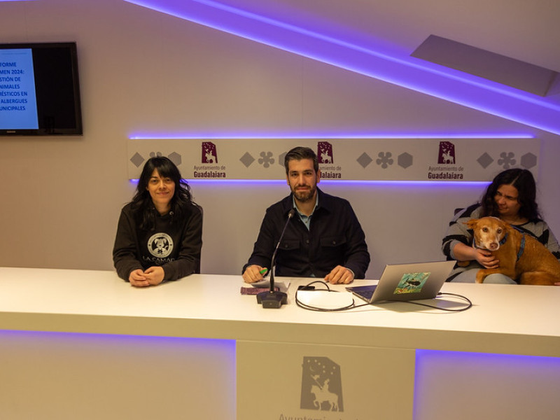 Además de las integrantes de 'La Camada' y del concejal de Bienestar Animal, José Luis Alguacil, la gran protagonista de la presentación ha sido 'Luna', una de las perras acogidas en el albergue