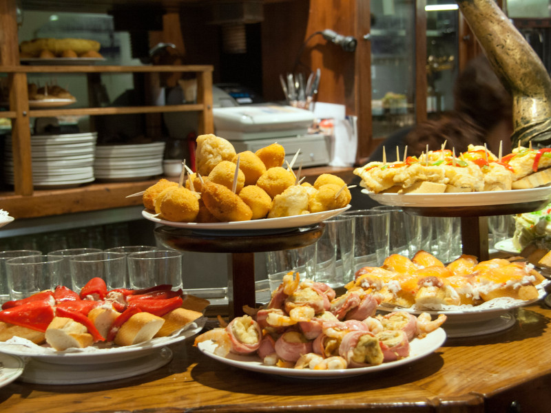 Pintxos en un bar de San Sebastián, archivo