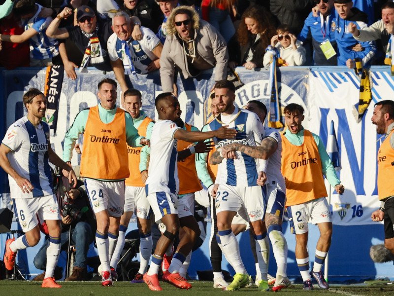 MADRID, 18/01/2025.- El defensa del Leganés Matija Nastasic (c) celebra con sus compañeros tras marcar el 1-0 durante el partido de LaLiga EA Sports entre CD Leganés y Atlético de Madrid, este sábado en el Estadio Municipal Butarque de Madrid. EFE/ Sergio Pérez