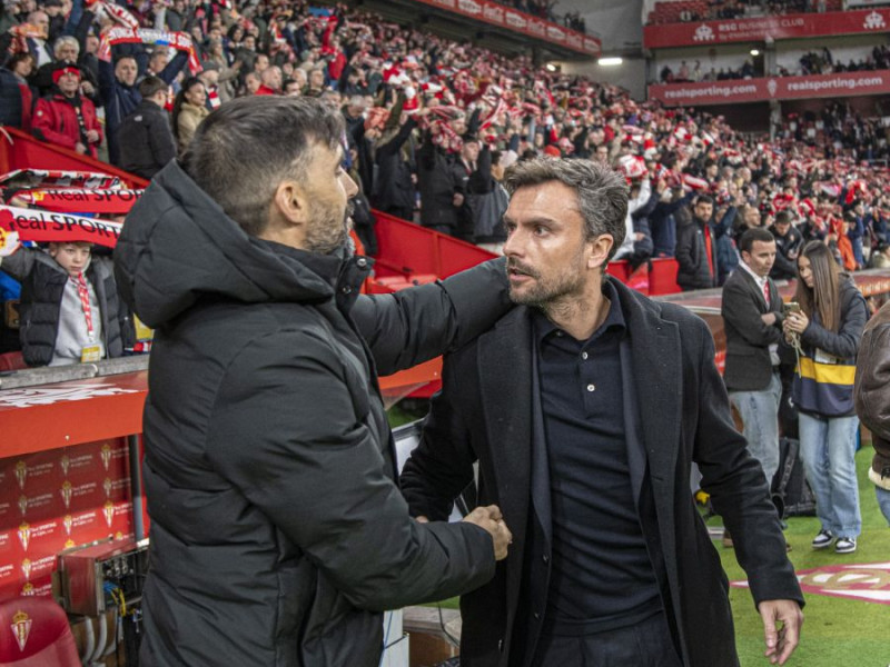 Rubén Albés saluda a Sarabia antes del partido