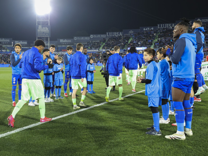 Pasillo del Getafe a los jugadores del Barcelona