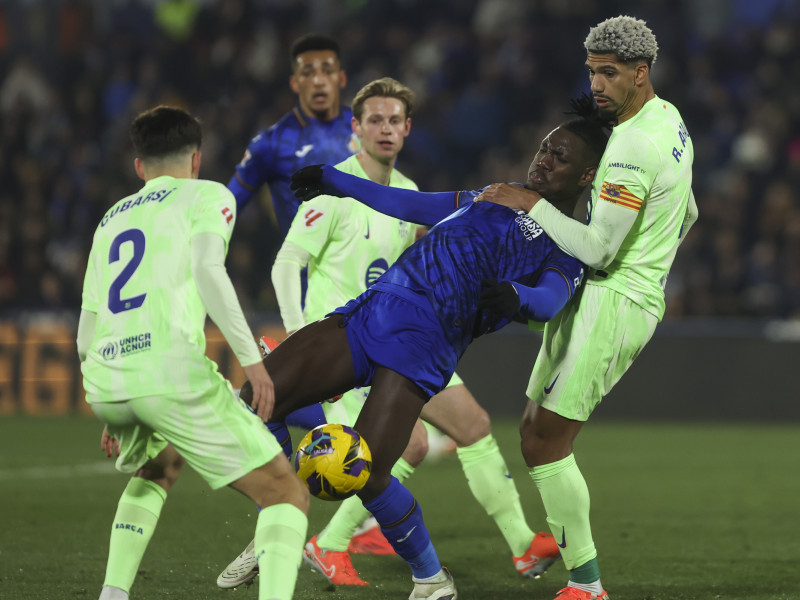 Chrisantus Uche cae ante el defensa uruguayo del FC Barcelona, Ronald Araujo