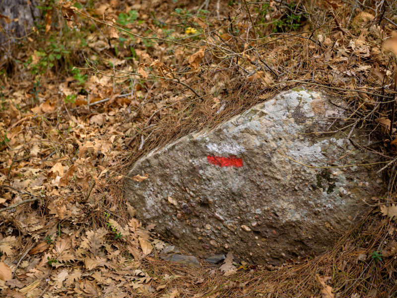 Señales indicadoras en el camino desde Prades hasta la cima del Tossal de la Baltasana, en las montañas de Prades (Tarragona, Cataluña)