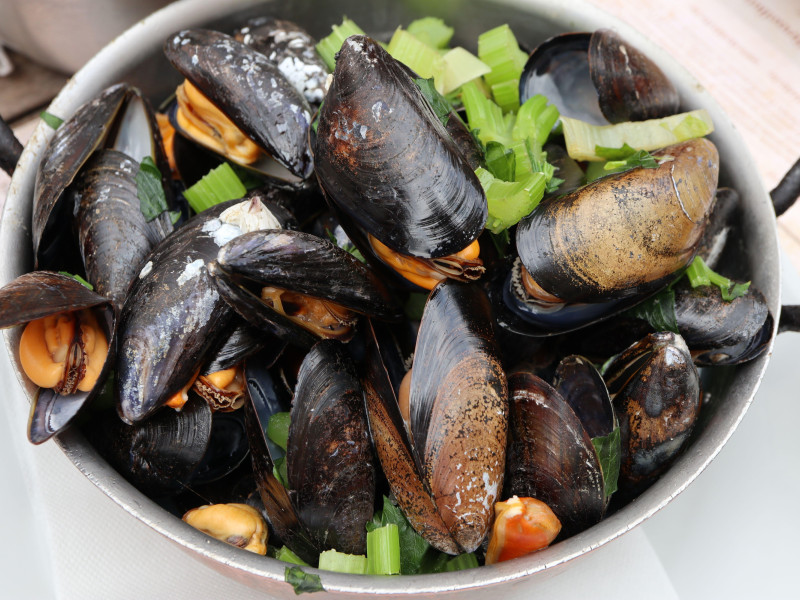 Mejillones al vapor en vino blanco en un restaurante de Bruselas, Bélgica