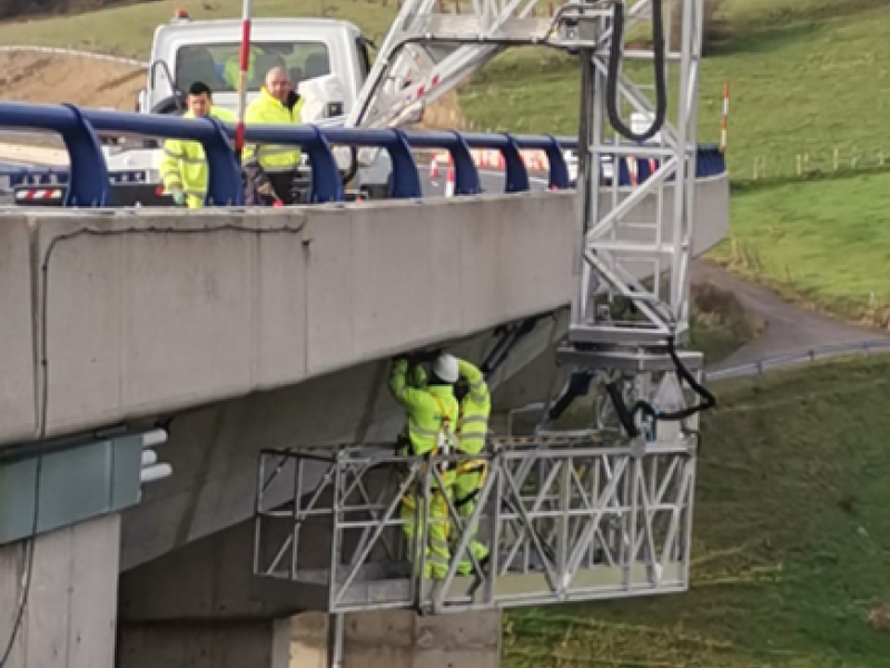 Trabajos de refuerzo de anclajes en el viaducto de Cañeda (km 137,600 de la A-67)