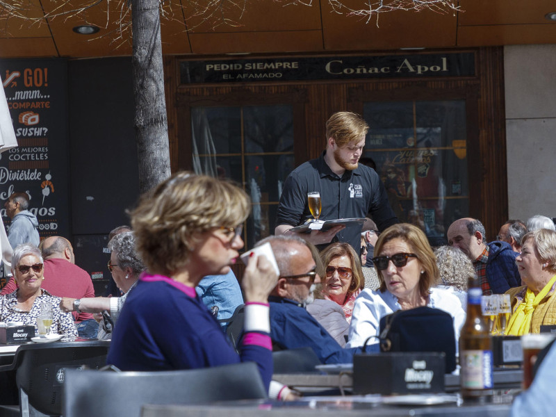 Vista de una terraza de la Plaza de España, en Zaragoza, imagen de archivo