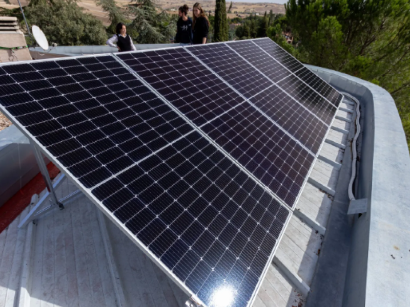 Instalación de placas solares en un edificio