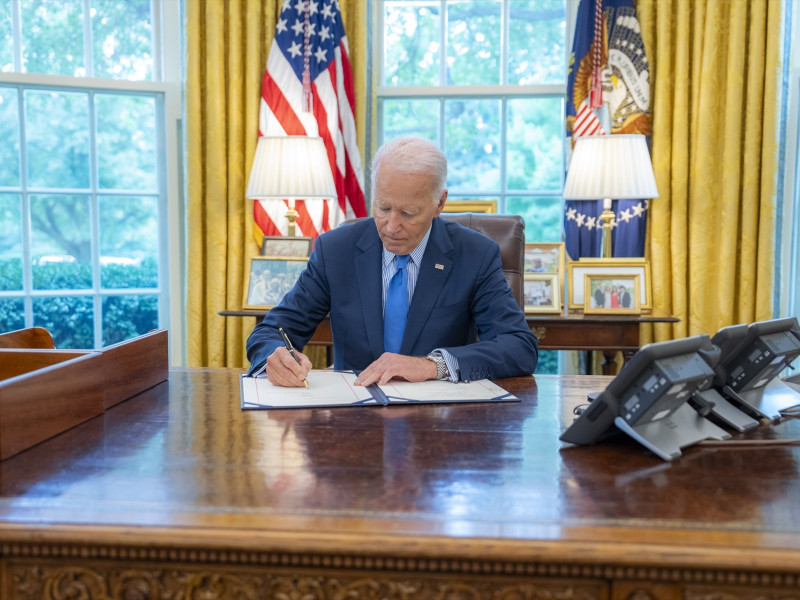 Biden firma indultos antes de abandonar la Casa Blanca