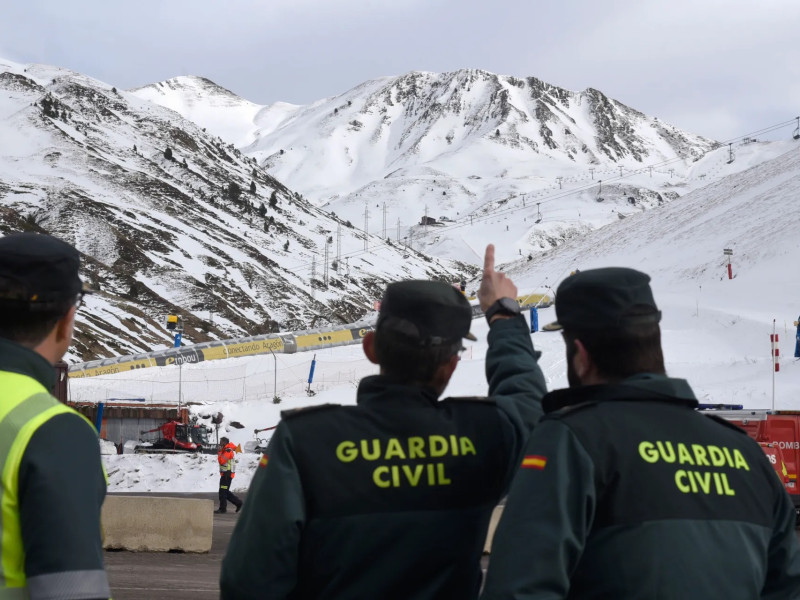 Imagen de las labores de rescate de los esquiadores afectados en Astún.