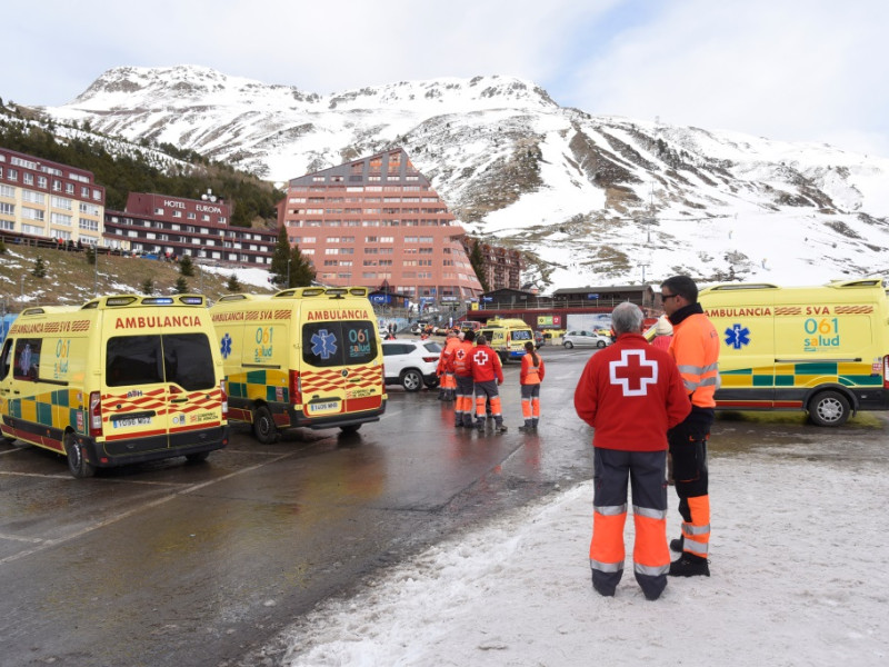 Imagen de las labores de rescate de los esquiadores afectados en Astún.