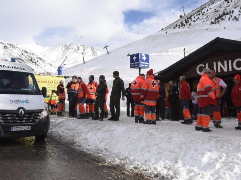 Imagen de las labores de rescate de los esquiadores afectados en Astún.