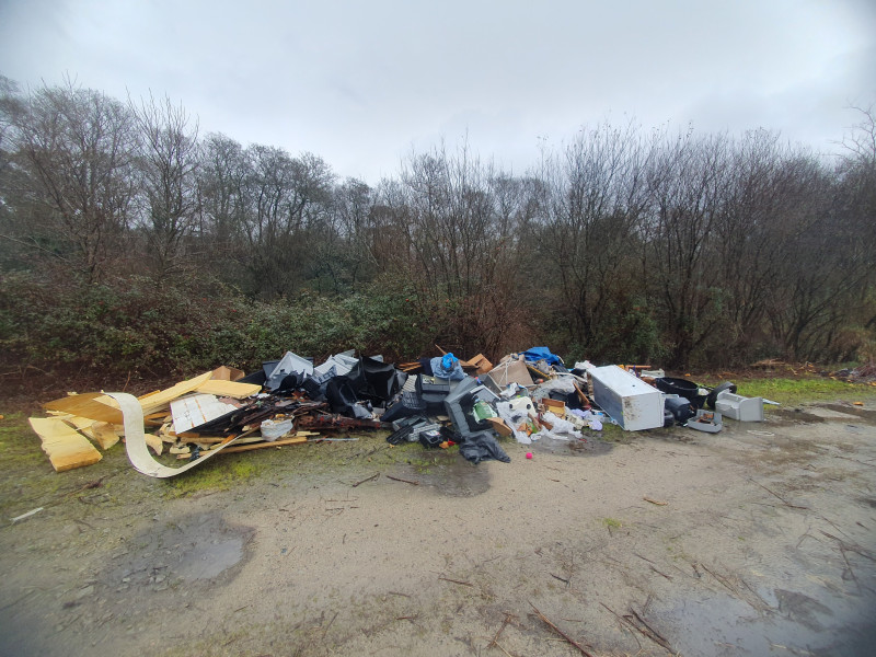 Basura en el entorno del río Gafos