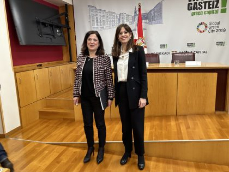 Beatriz Artolazabal, primera teniente de alcaldesa y Maider Etxebarria, alcaldesa de Vitoria-Gasteiz