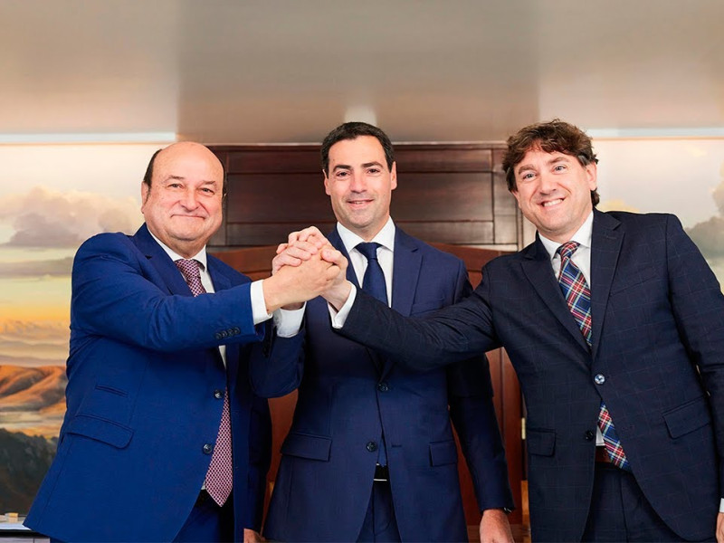 Andoni Ortuzar (PNV), Imanol Pradales (Lehendakari) y Eneko Andueza (PSE)