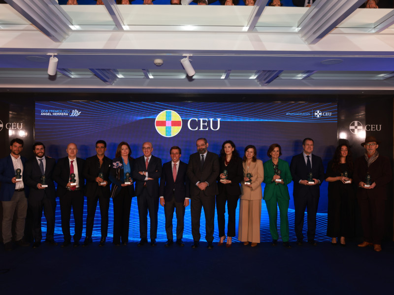 Foto de familia de los premiados por la Fundación CEU