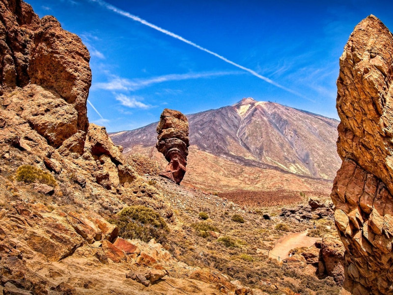 Su nombre proviene del latín Ínsula Canaria (“isla de los perros”), otorgado por el rey Juba II de Mauritania en el año 40 a.C.