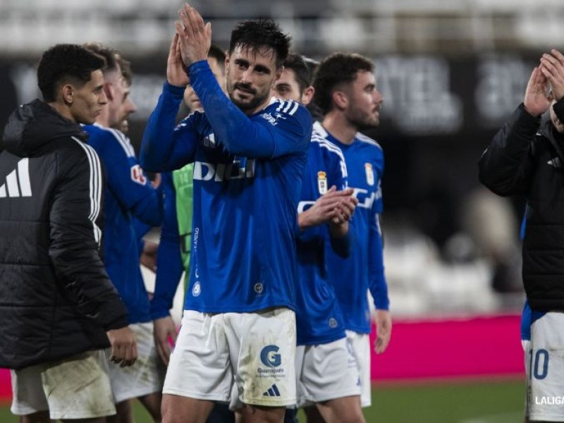 David Costas aplaude a la afición azul al término del partido en Cartagena