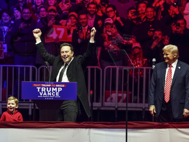 El presidente de Estados Unidos, Donald Trump, junto al magnate Elon Musk y su hijo