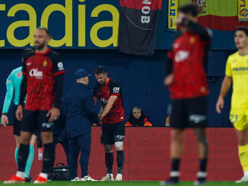 Martin Valjent se levanta conmocionado tras impactar contra el hombro de Baena durante el Villarreal-Mallorca