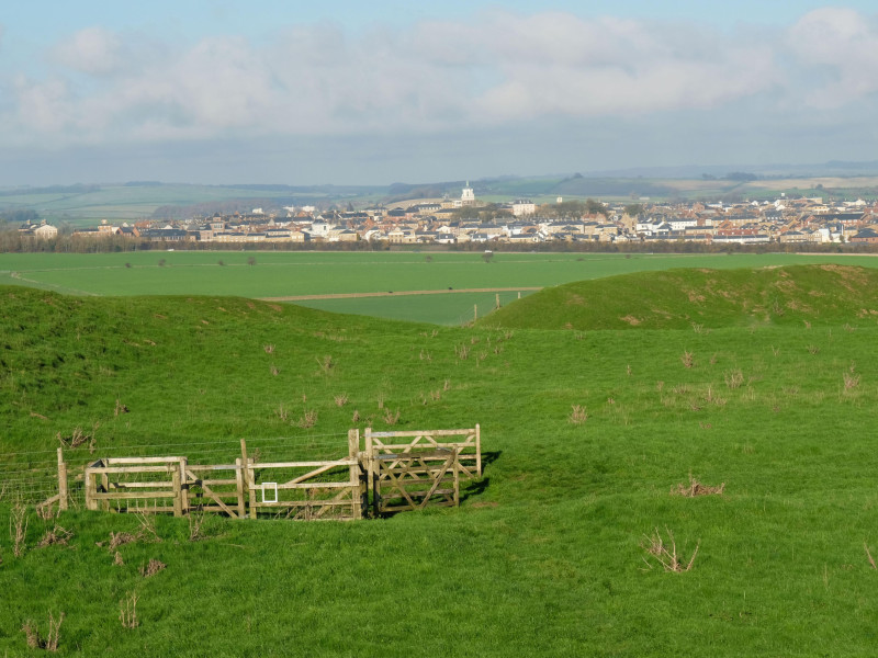 Zanjas y murallas en el castillo de Maiden, Dorset. El castillo de Maiden es el fuerte de montaña más grande de la Edad de Hierro de Gran Bretaña - John Gollop