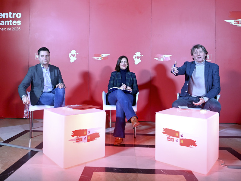 El secretario general electo del PSOECyL, Carlos Martínez, participa en un encuentro con militantes del PSOE de Burgos, junto a la portavoz de la Comisión Ejecutiva Federal y secretaria de los socialistas burgaleses, Esther Peña