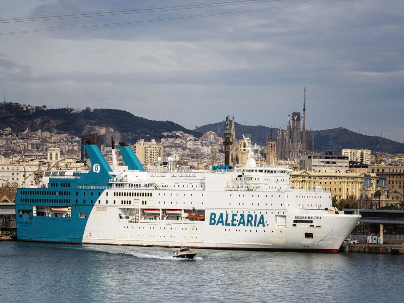 Digital. Barcelona 19/1/25 - Flota de la compañia naviera Balearia. Ferry Regina Bàltica en el puerto de Barcelona . - (c) Vicens Gimenez