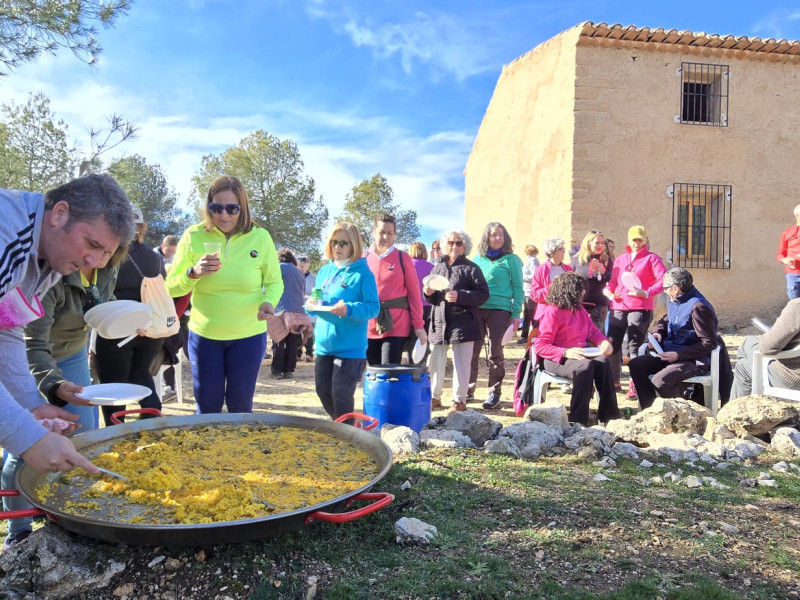 Talaveranos y letureños comiendo juntos tras una jornada intensiva de limpieza