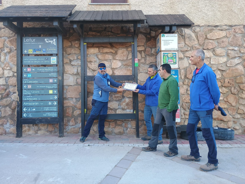 Momento de la entrega de la placa conmemorativa de cerámica