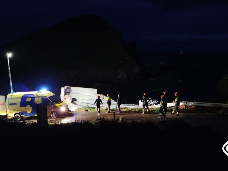 Vuelco de un camión en una playa de El Franco