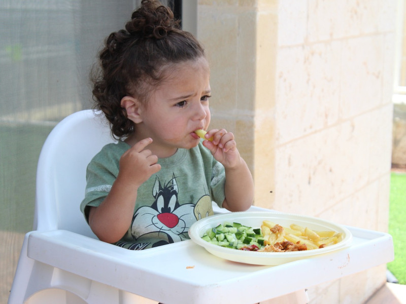 Niño comiendo