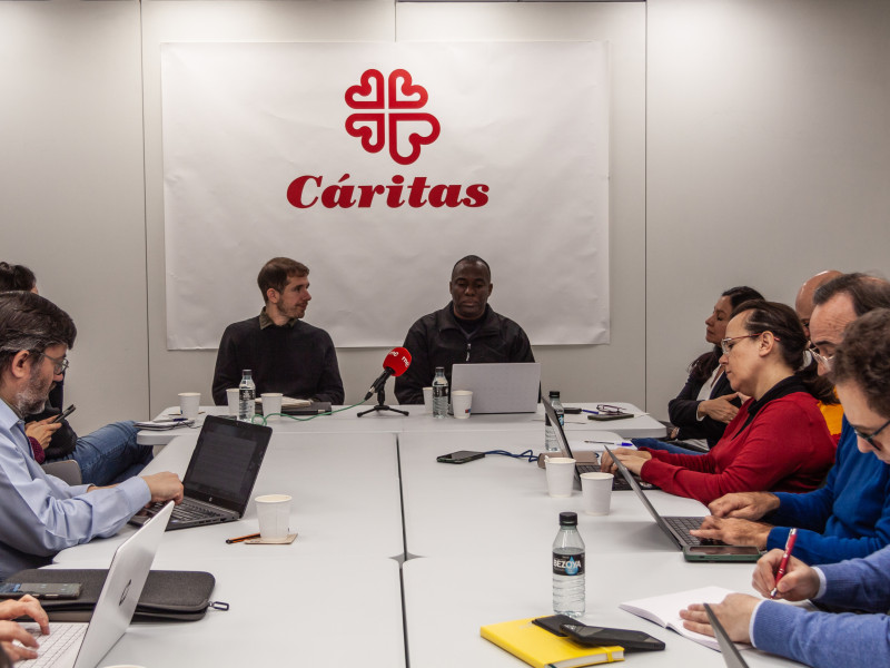 El padre Yvel Germain en el desayuno informativo de Cáritas Española