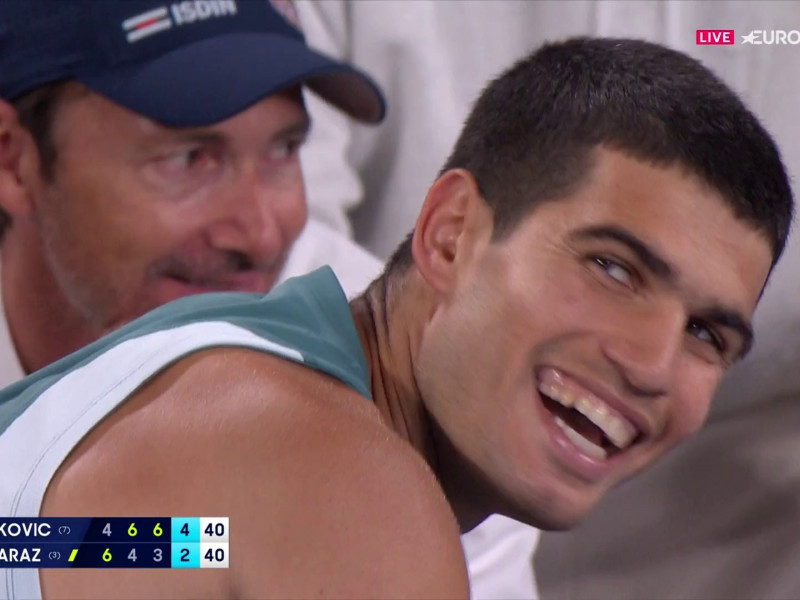 La sonrisa de Carlos Alcaraz tras uno de los puntazos ante Djokovic