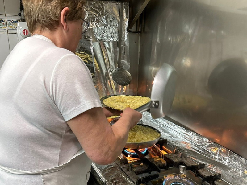 Luci ha llegado a elaborar más de 100 tortillas en un día