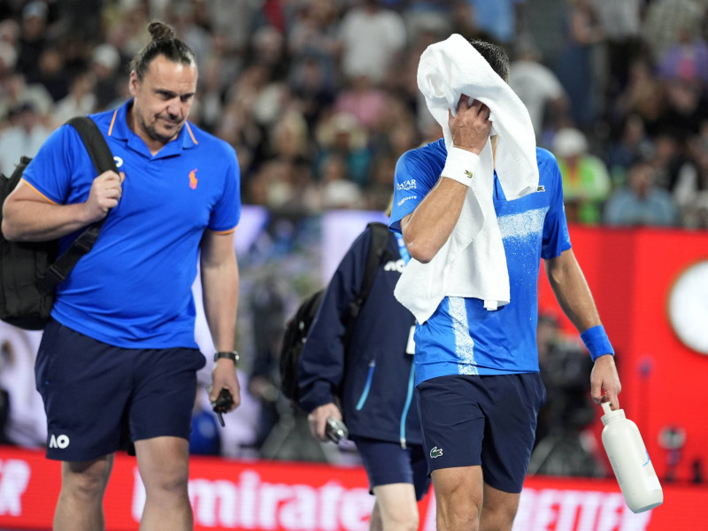 Novak Djokovic recibe asistencia médica durante el encuentro ante Alcaraz