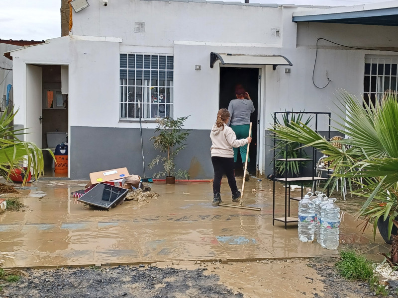 Unas personas limpian su casa tras las lluvias caídas en Huelva cuya provincia está este martes con aviso naranja (riesgo importante) por fuertes lluvias después de que esta madrugada la Agencia Estatal de Meteorología (Aemet) haya dado por finalizado el aviso rojo.