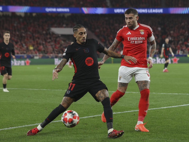 Lisbon (Portugal), 21/01/2025.- Benfica`s Otamendi (R) in action against Barcelona`s Raphinha during their UEFA Champions League soccer match held at Luz Stadium in Lisbon, Portugal, 21 January 2025. (Liga de Campeones, Lisboa) EFE/EPA/TIAGO PETINGA