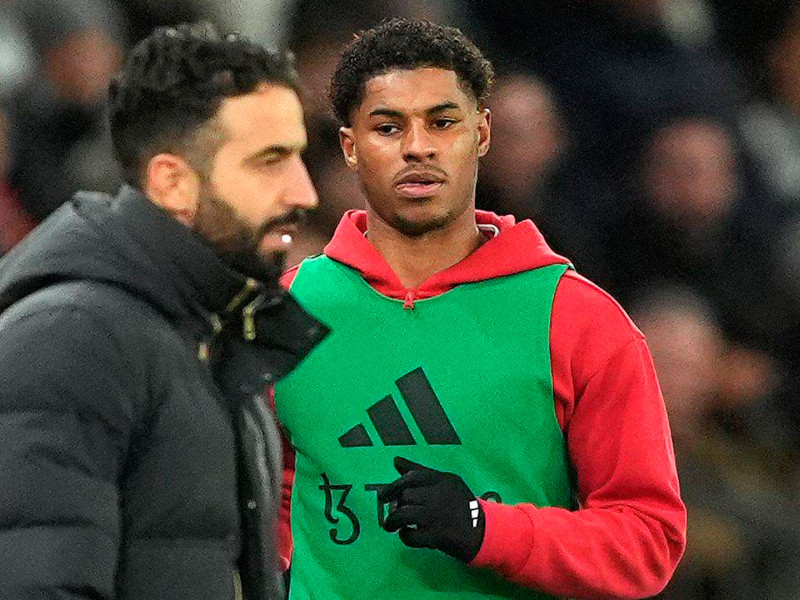 Amorim, junto a Rashford mientras realiza ejercicios de calentamiento en un partido del Manchester United