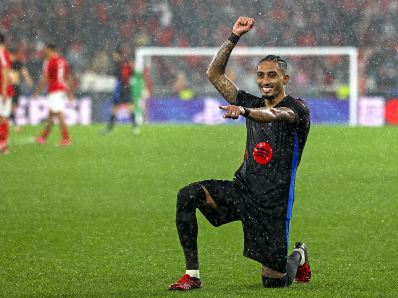 Raphinha celebra tras marcar un gol contra el Benfica.