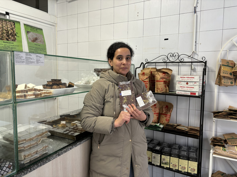 Dorsaf, que llegó a La Rioja en 2017 desde Siria, gestiona una pequeña pastelería llamada Damasco en la calle La Cigüeña