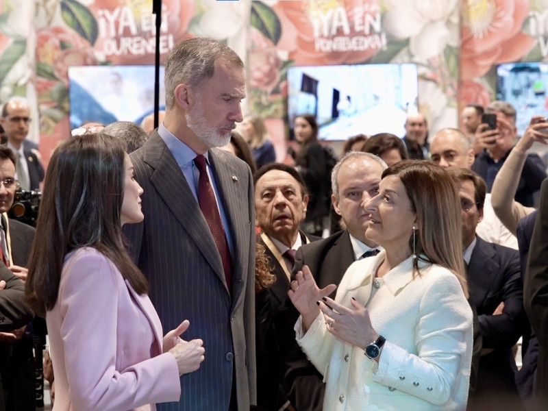 Los Reyes de España charlan con Buruaga en el estand de Cantabria en FITUR