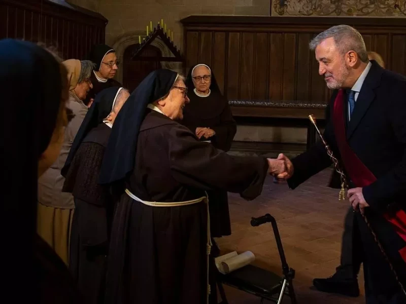 Collboni saluda a Montserrat Casas, abadesa del monasterio de Pedralbes, en febrero de 2024, tres meses antes que la religiosa falleciera