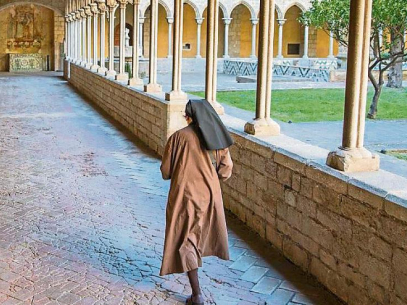 Monja clarisa en el claustro del monasterio de Pedralbes de Barcelona.