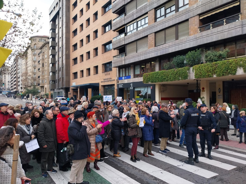 Los funcionarios afectados por la crisis de MUFACE se manifiestan en Zaragoza