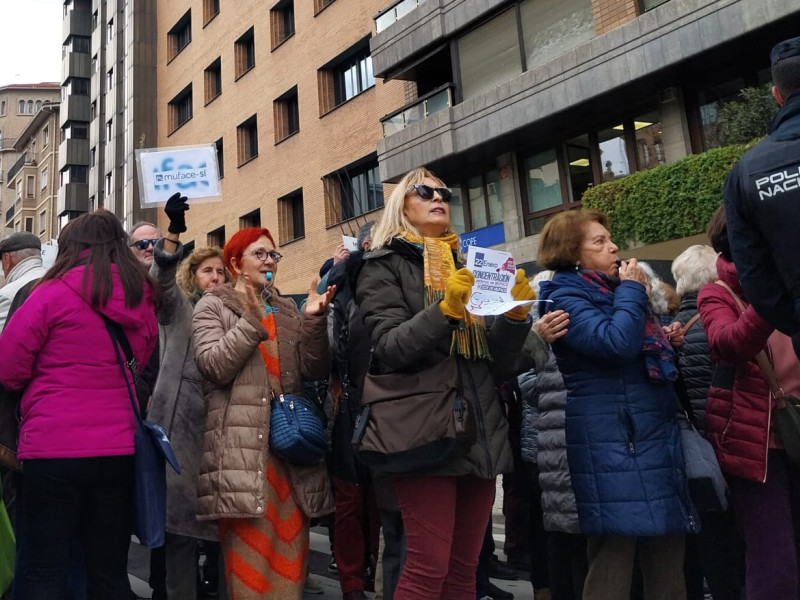 Manifestación frente a la sede de MUFACE en Zaragoza