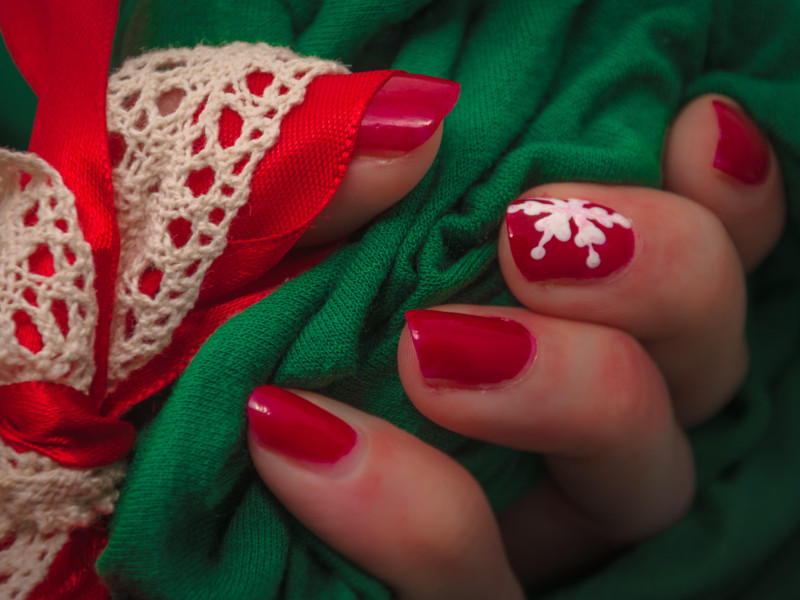 Una mujer muestra un tratamiento de decoración en las uñas