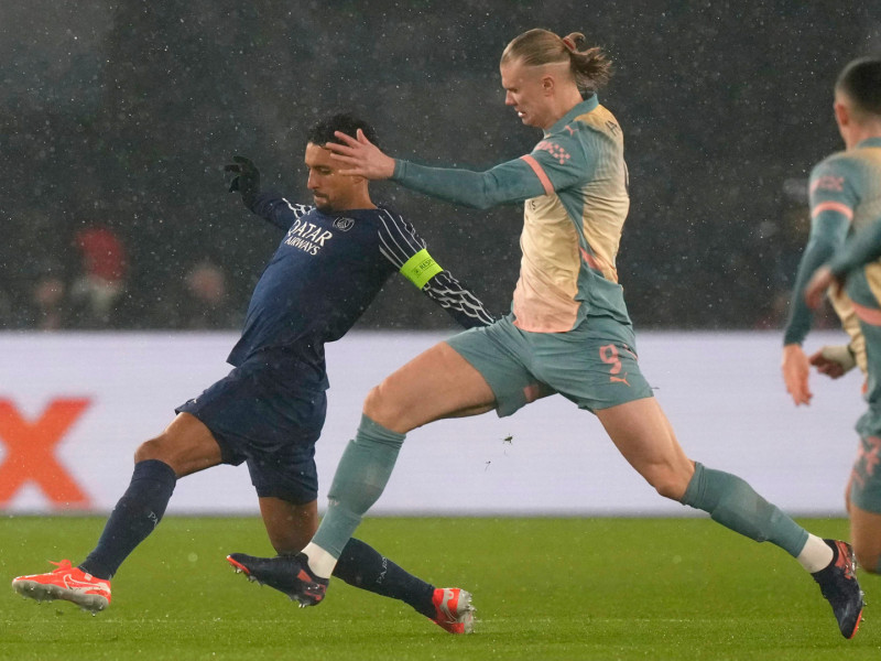 Erling Haaland lucha por el balón con Marquinhos durante el PSG-Manchester City, de Liga de Campeones