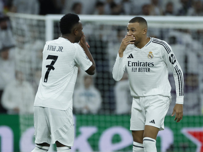 Mbappé celebra con Vinicius el tercer gol del Real Madrid contra el Salzburgo.